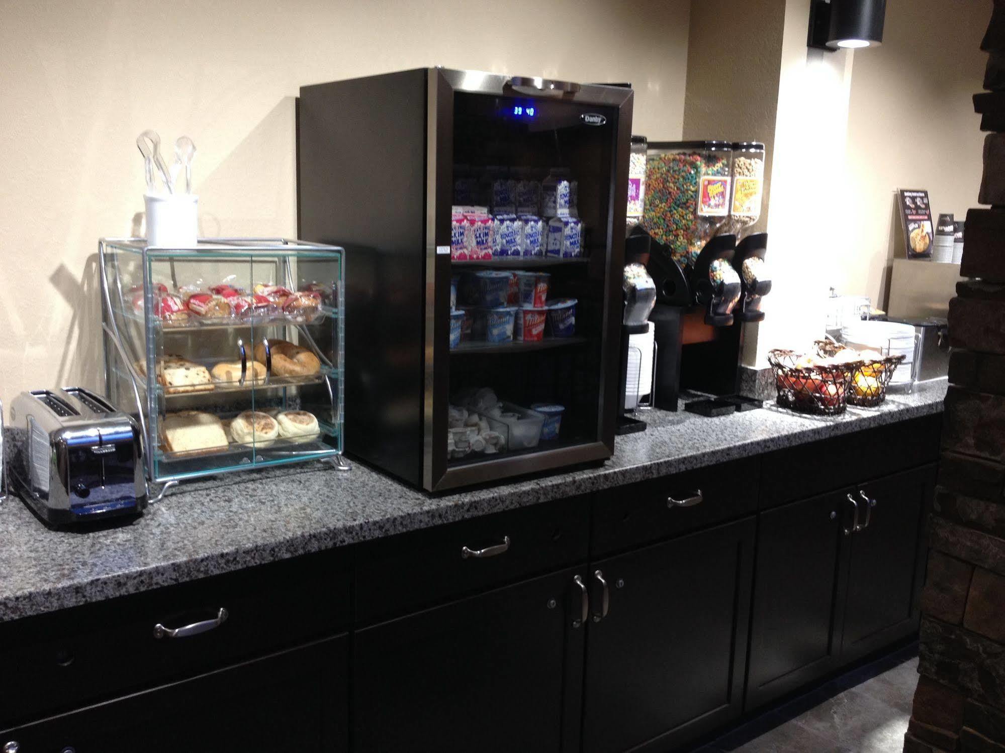 Boarders Inn & Suites By Cobblestone Hotels - Grand Island Extérieur photo